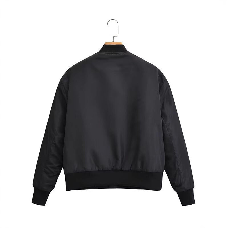 Damen Kurz geschnittene Nylon-Bomberjacke mit glänzender Oberfläche, wattiertem Futter und Metallreißverschluss Nord Taschen
