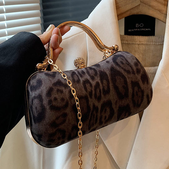 Damen Handtasche mit elegantem Leopardenmuster und wertvollen Details Nord Taschen