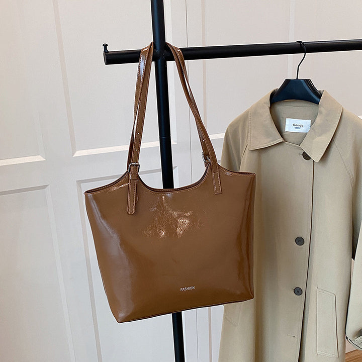 Damen elegante Tote-Handtasche aus hochwertigem Kunstleder mit verspieltem Anhänger Nord Taschen