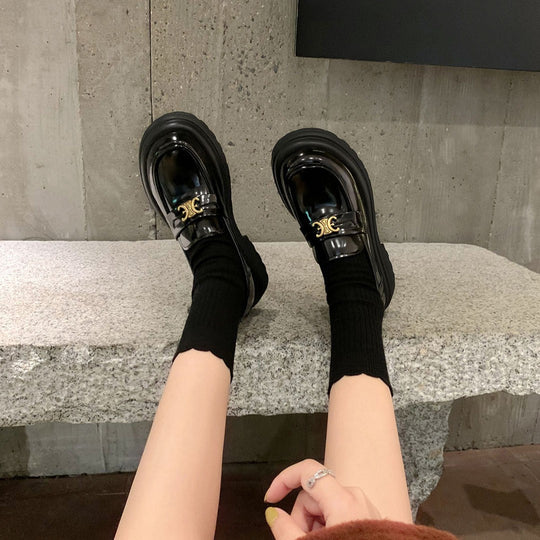Damen Plateau-Loafer im Retro-Glanz mit markantem Zierriemen Nord Taschen