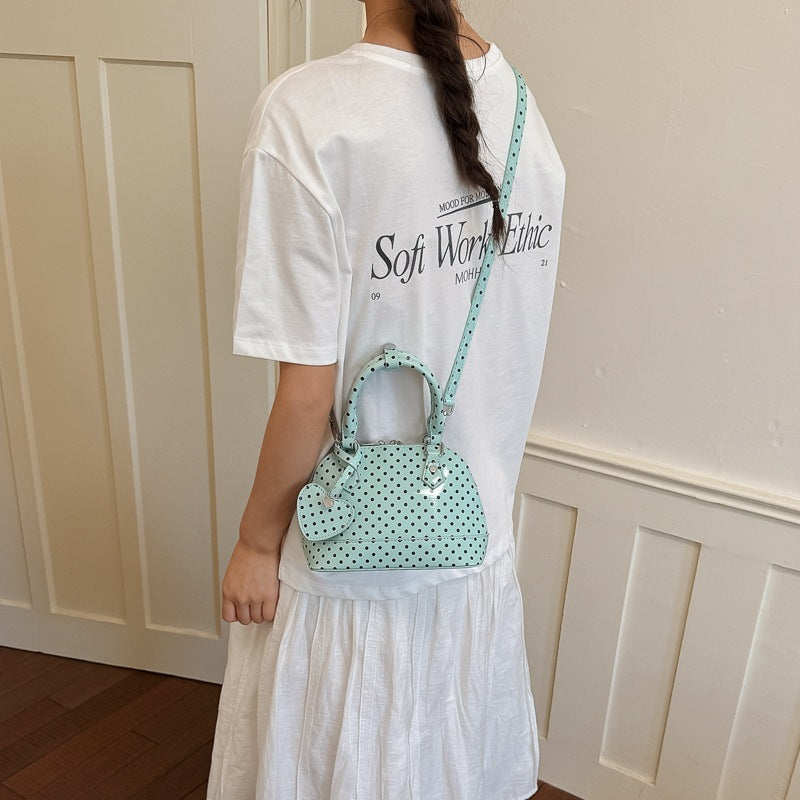 Damen Mini-Handtasche mit verspieltem Punktemuster und abnehmbarem Tragegurt Nord Taschen