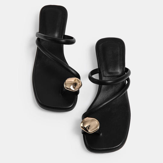 Damen Zehentrenner-Sandalen mit elegantem Riemendesign und goldfarbenem Akzent
