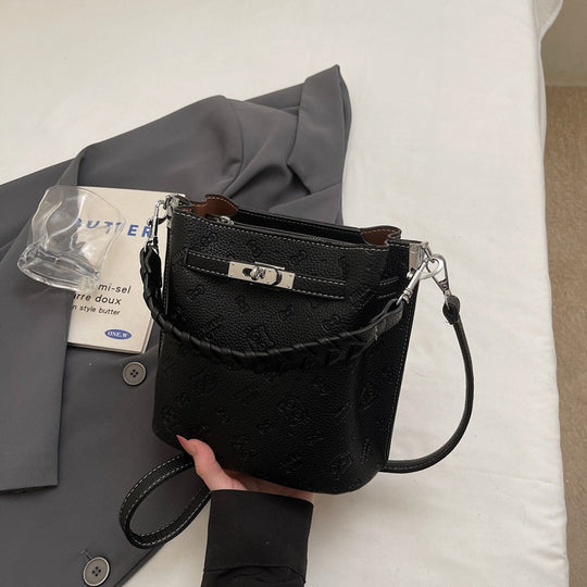 Damen Umhängetasche aus strukturiertem Kunstleder mit geflochtenem Schulterriemen Nord Taschen