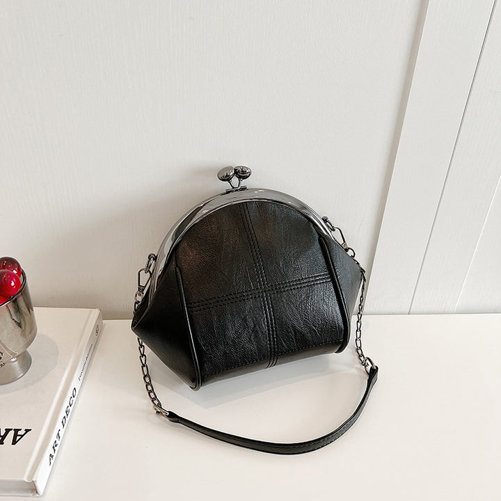 Damen Handtasche mit klassischem Klappverschluss und eleganten Akzenten Nord Taschen