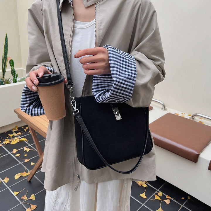 Damen Hobo-Tasche aus weichem Wildleder mit edlem Verschluss Nord Taschen