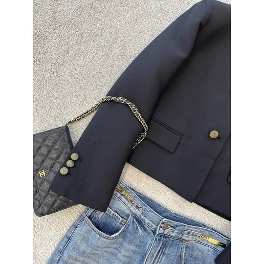 Damen Kragenlose taillierte Kurzjacke mit goldenen Zierknöpfen und Pattentaschen Nord Taschen