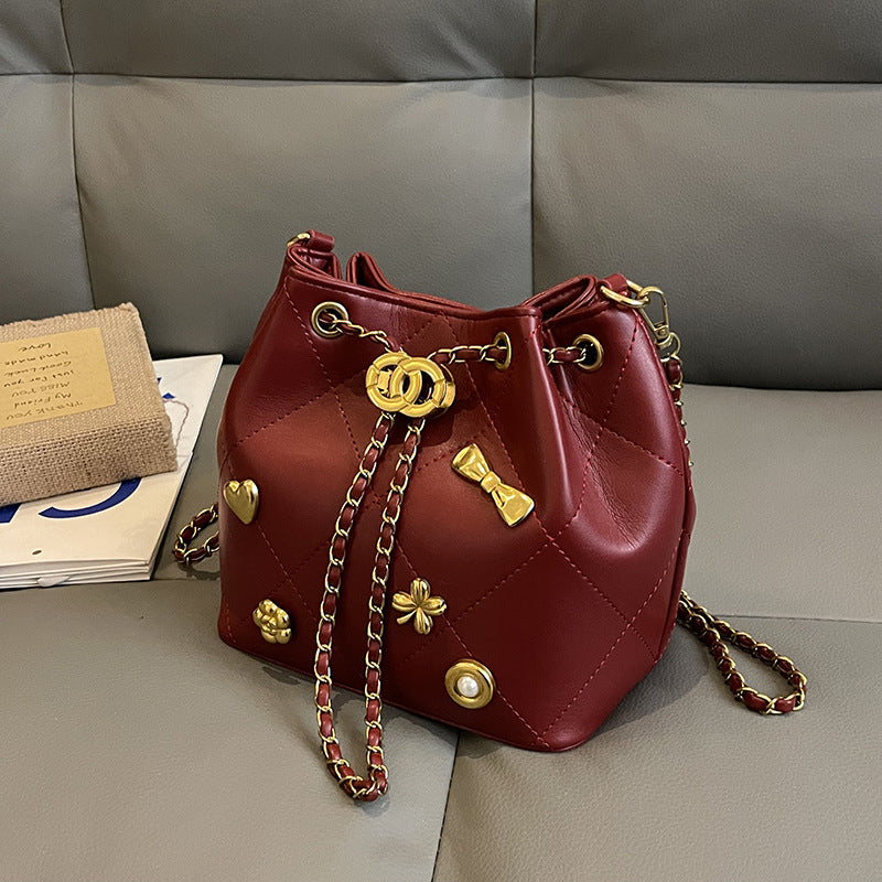 Damen stylische Beuteltasche mit dekorativen Anhängern Nord Taschen