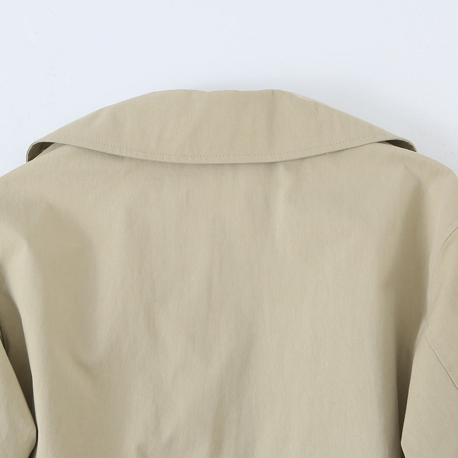Damen Kurzjacke im Trenchstil mit verstellbarem Kordelzug und auffälligem Revers Nord Taschen