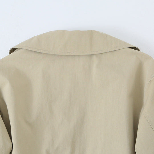 Damen Kurzjacke im Trenchstil mit verstellbarem Kordelzug und auffälligem Revers Nord Taschen