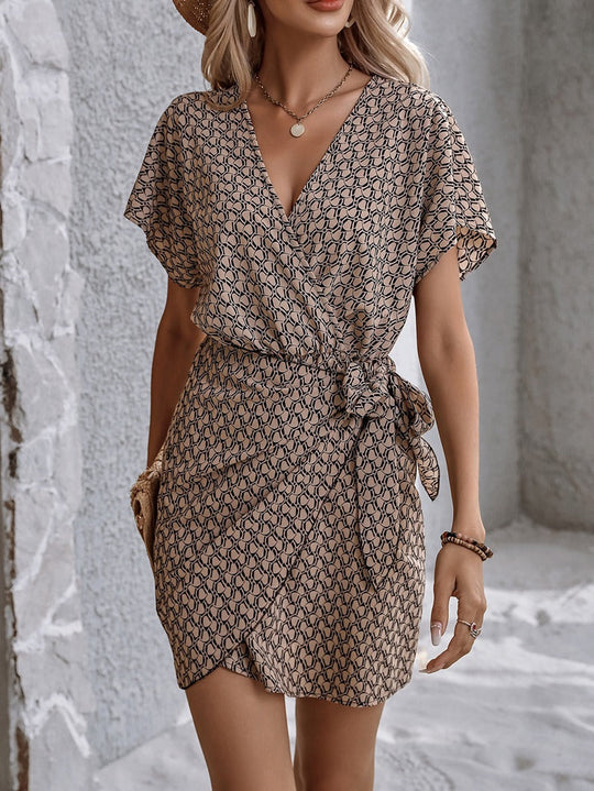 Damen Wickelkleid mit schmeichelndem Muster und Bindegürtel