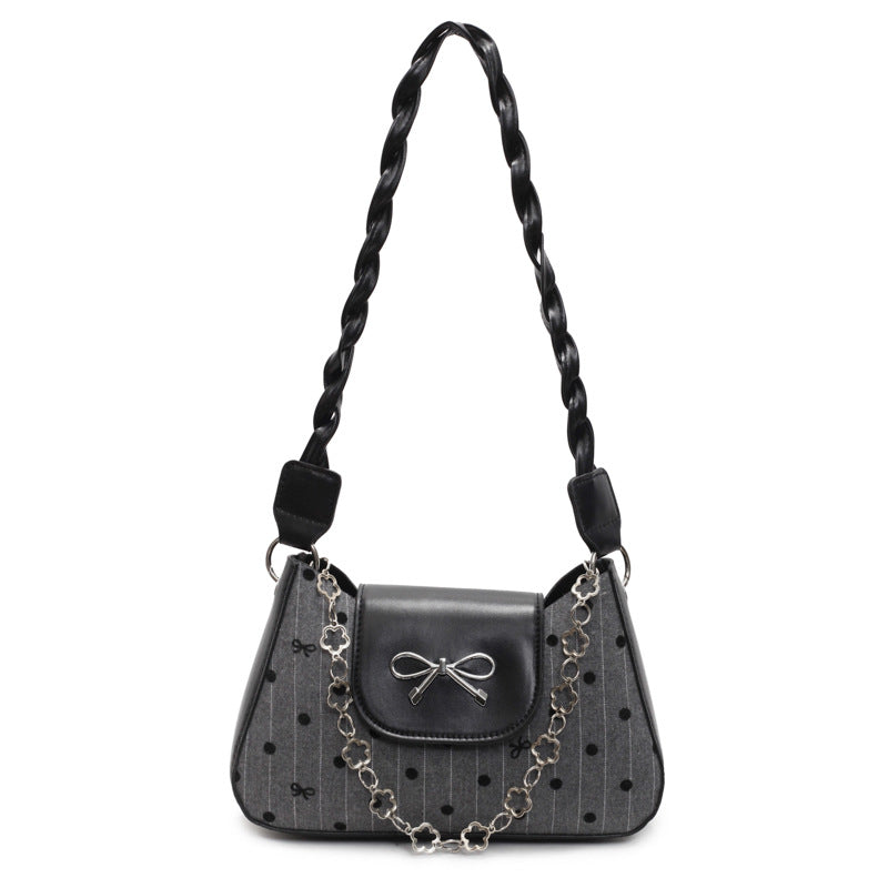 Damen Handtasche mit eleganter Schleifenverzierung und verspielter Kettenapplikation Nord Taschen