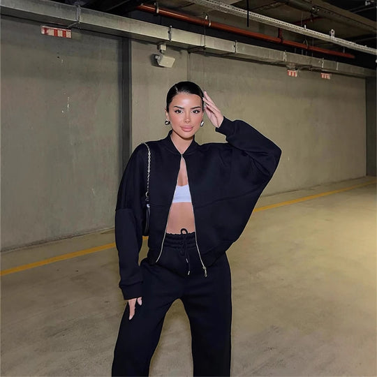 Damen sportive Oversize-Fleecejacke mit diagonaler Reißverschluss-Optik und weit geschnittener High-Waist-Jogginghose Nord Taschen