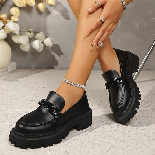 Damen Klobige Lack‑Loafer mit grober Profilsohle und Kettenverzierung Nord Taschen