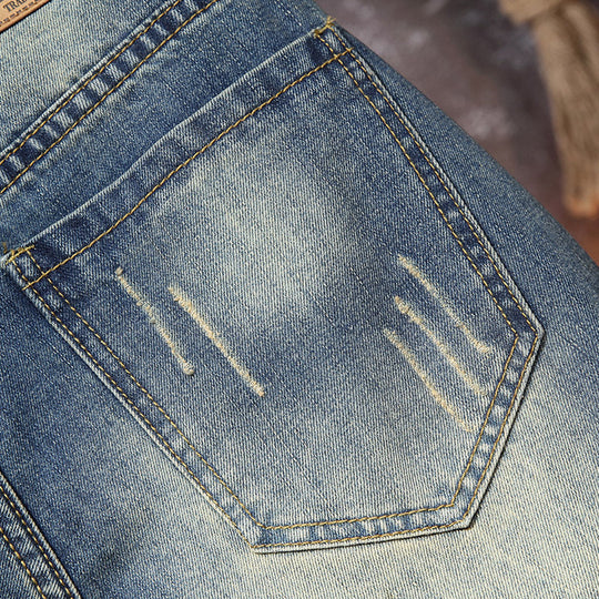 Herren Destroyed Denim-Shorts mit stylischen Rissen und Vintage-Details