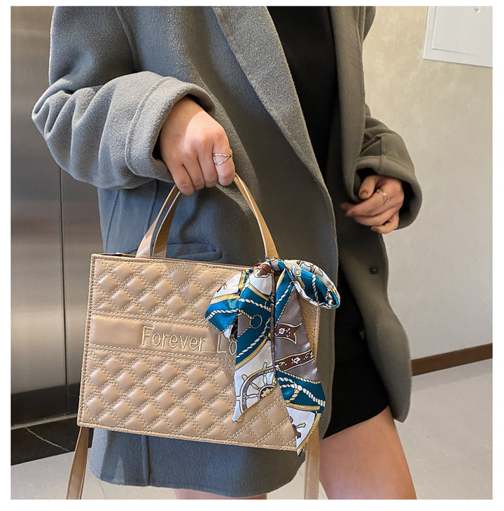Damen elegante Handtasche mit modernen Details und dekorativem Schal Nord Taschen