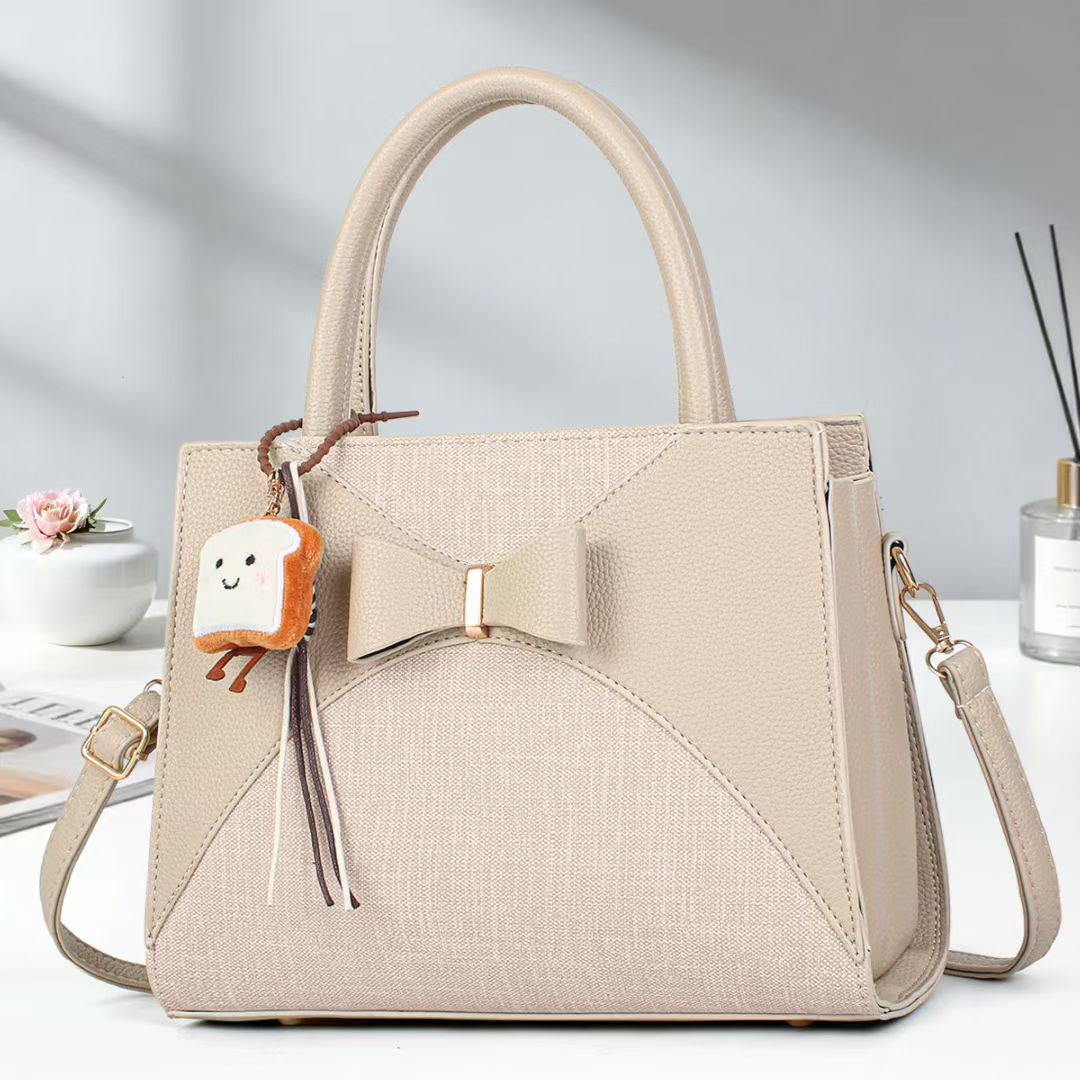 Damen elegante Handtasche mit Schleifenakzent und verspieltem Anhänger Nord Taschen