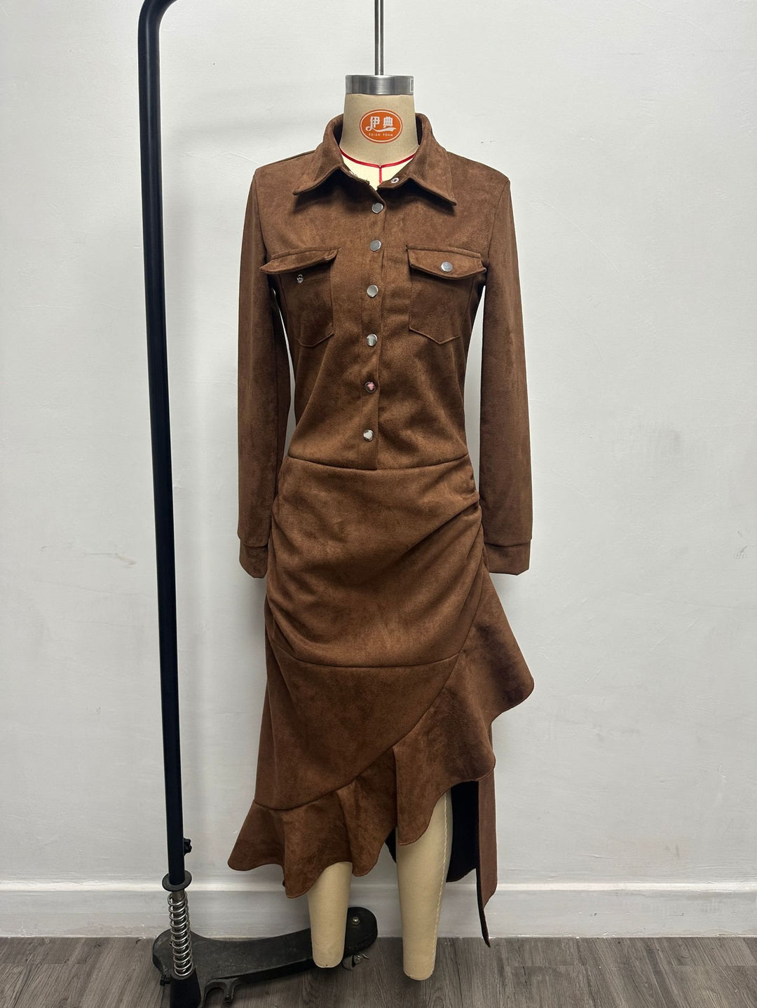 Damen Langes Hemdkleid im Wildleder‑Look mit Raffung, asymmetrischem Volant‑Saum und hohem Beinschlitz Nord Taschen