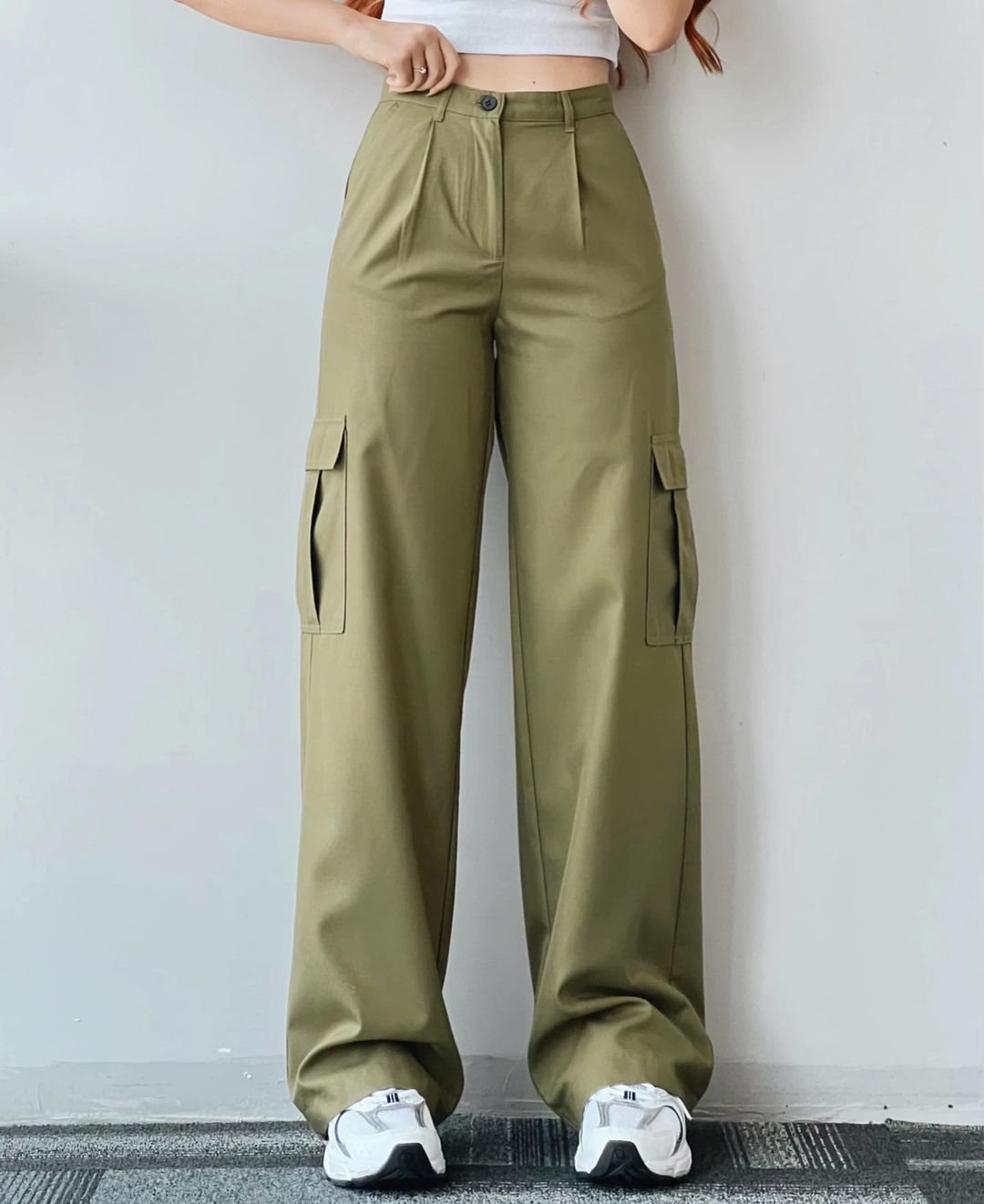 Damen High-Waist-Cargohose aus Twill mit aufgesetzten Klappentaschen und weitem Bein Nord Taschen