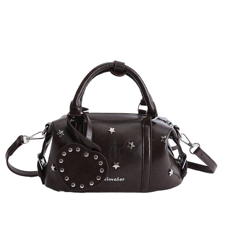 Damen elegante Handtasche mit herzförmigem Anhänger und funkelnden Sternapplikationen Nord Taschen