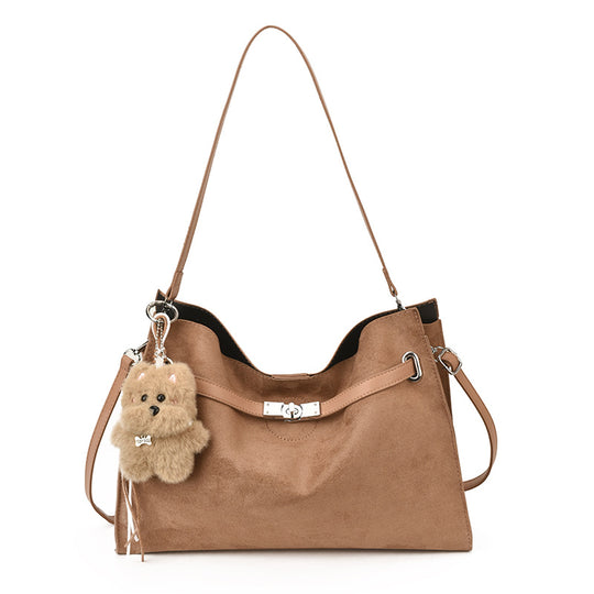 Damen elegante Umhängetasche aus weichem Wildleder mit abnehmbarem Plüschanhänger Nord Taschen