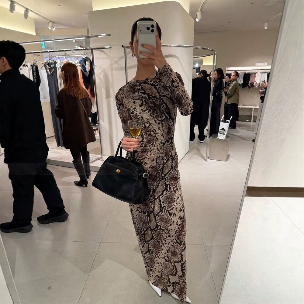 Damen Figurbetontes Midikleid mit Schlangenprint, taillierter Drapierung und Langarm-Schnitt Nord Taschen