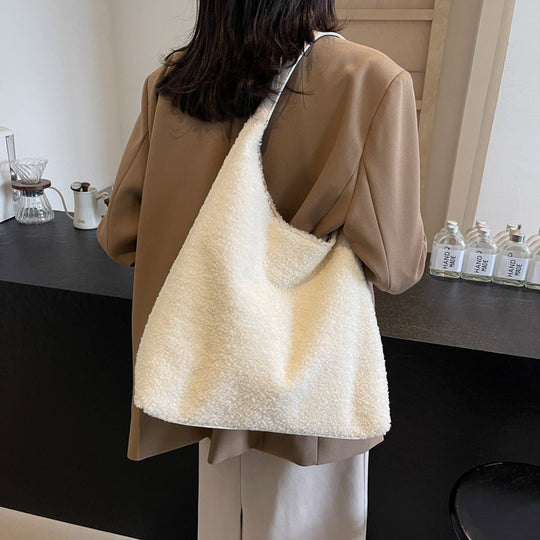 Damen Hobo-Tasche mit flauschigem Obermaterial und praktischem Tragegriff Nord Taschen