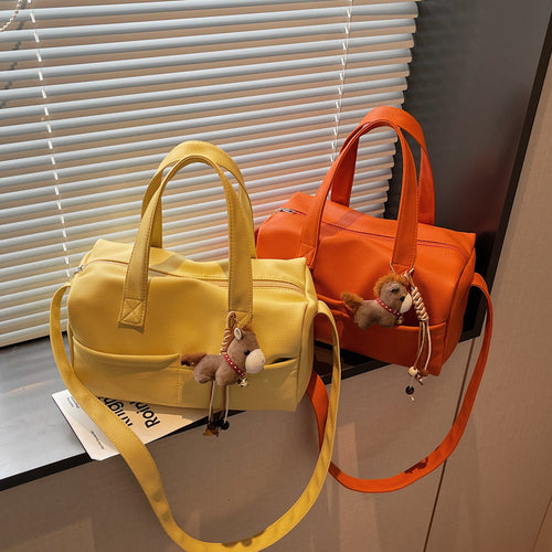 Damen modische Handtasche mit charmantem Tieranhänger Nord Taschen