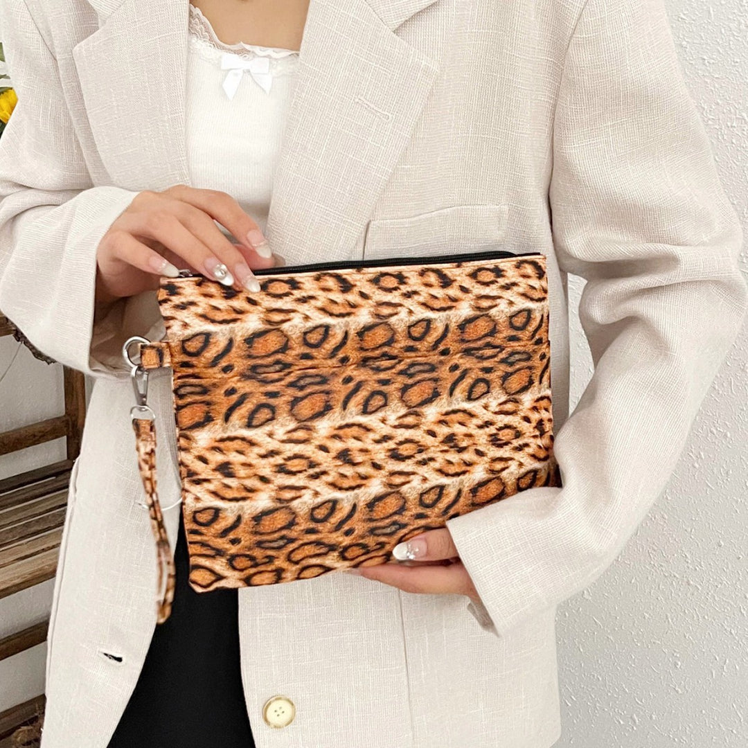 Damen Clutch mit tierischem Leoprint Nord Taschen