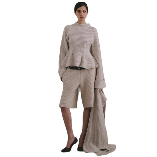 Damen Feinstrick-Zweiteiler mit tailliertem Peplum-Pullover und High-Waist-Bermuda Nord Taschen