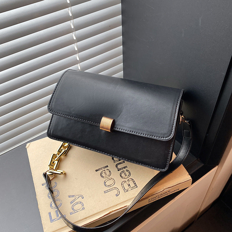 Damen Clutch aus hochwertigem Kunstleder mit dekorativem Kettenriemen Nord Taschen
