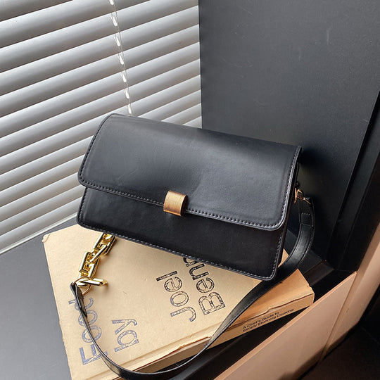 Damen Clutch aus hochwertigem Kunstleder mit dekorativem Kettenriemen Nord Taschen