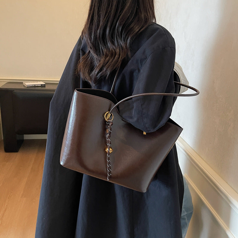 Damen elegante Shopper-Tasche mit dekorativem Anhänger Nord Taschen