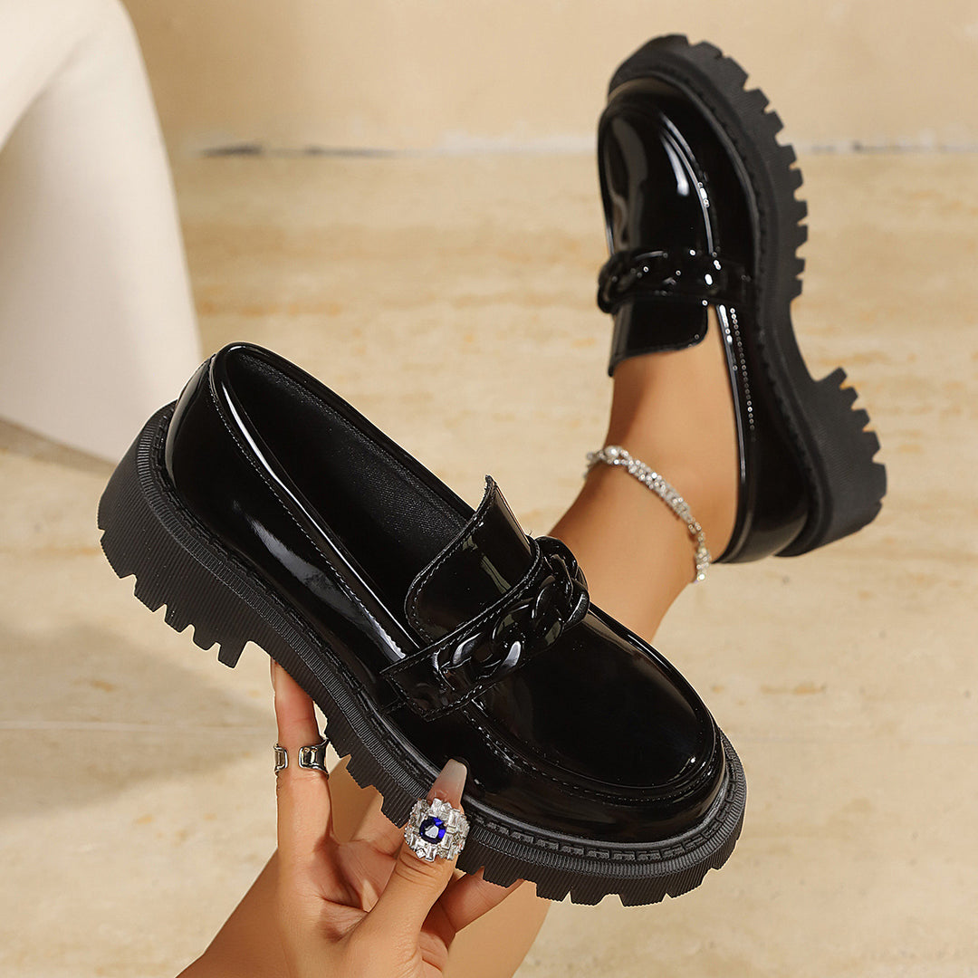 Damen Klobige Lack‑Loafer mit grober Profilsohle und Kettenverzierung Nord Taschen