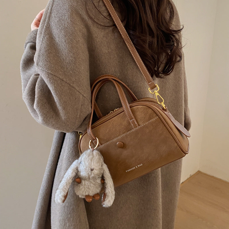 Damen kompakte Handtasche mit verspieltem Tieranhänger Nord Taschen
