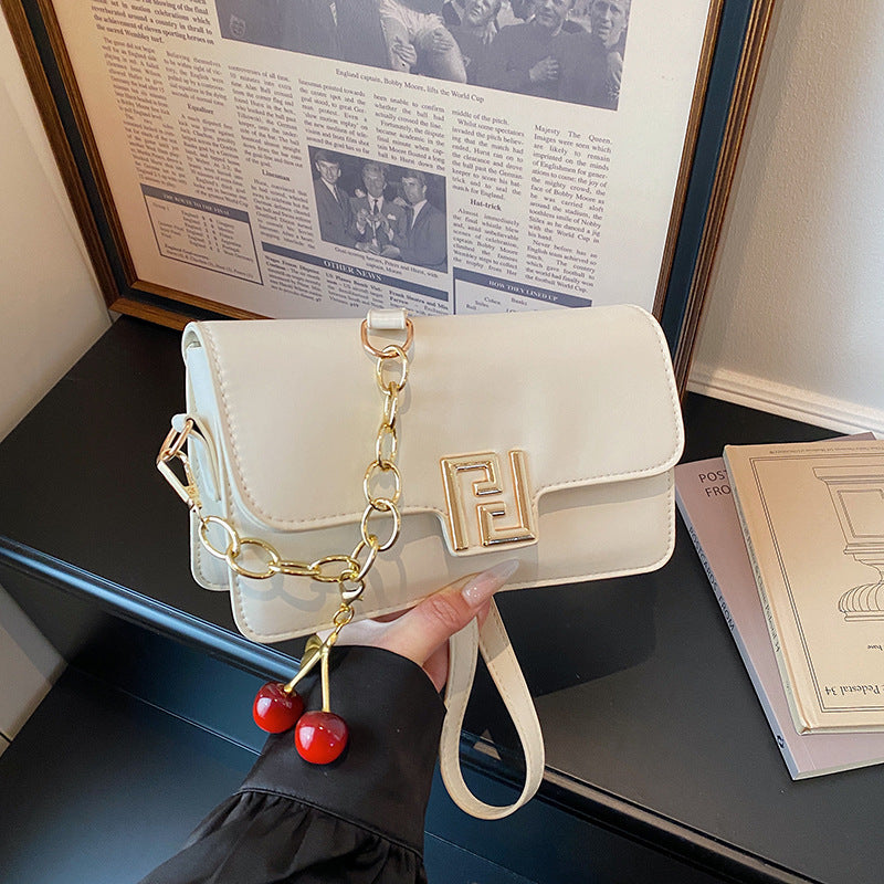Damen elegante Umhängetasche mit strukturiertem Obermaterial und verspieltem Anhänger Nord Taschen