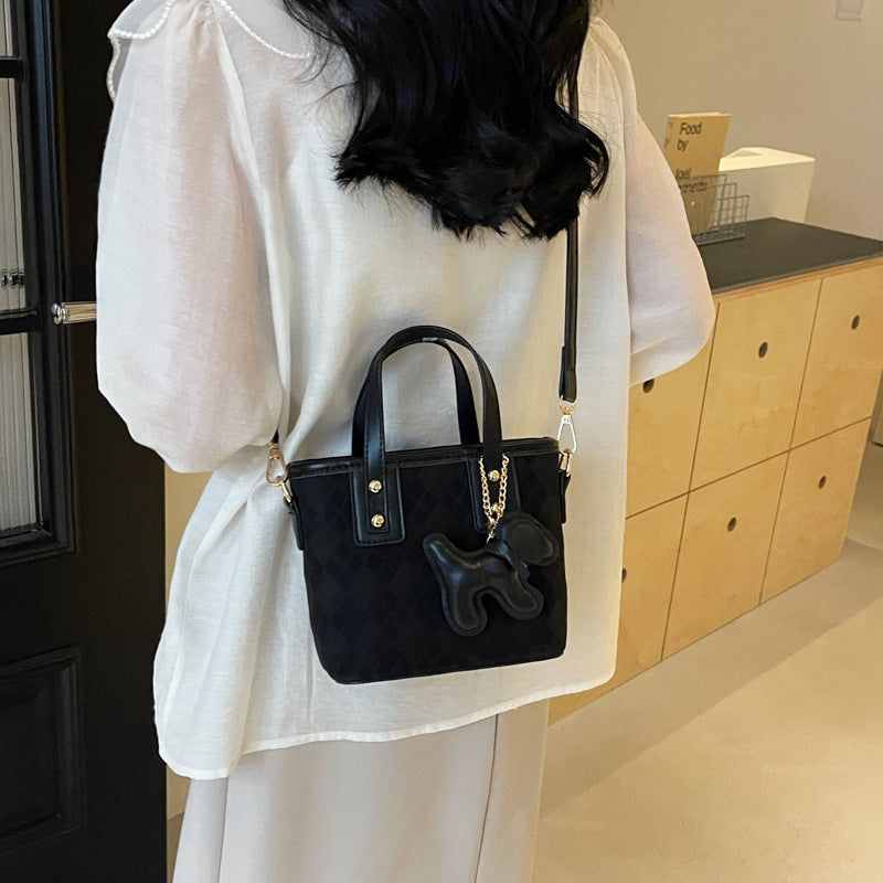 Damen modische Handtasche mit einzigartigem Querdesign und charmantem Tieranhänger Nord Taschen