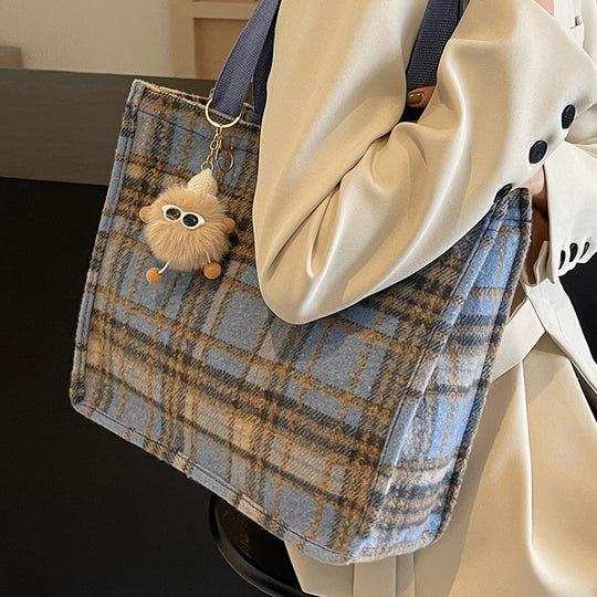 Damen Jute-Shopper Tasche mit stylisierten Karomuster und süßem Plüschanhänger Nord Taschen