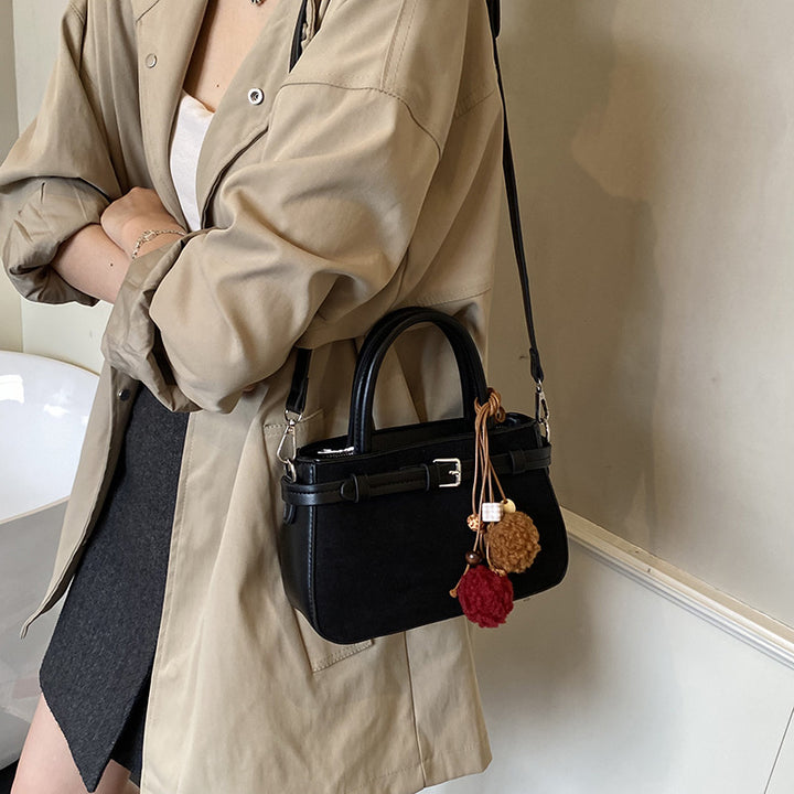 Damen praktische Handtasche mit verstellbarem Schultergurt und modischem Anhänger Nord Taschen