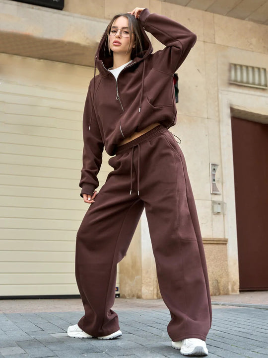 Damen Oversize-Zip-Hoodie mit Kängurutasche und hochgeschnittener Sweathose mit weiter Beinführung Set Nord Taschen