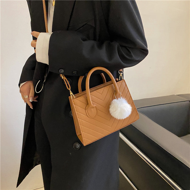 Damen elegante Handtasche im strukturierten Chevron-Design Nord Taschen