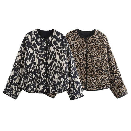 Damen 60+ gesteppte Kurzblousonjacke im Animalprint mit Rundhals und aufgesetzten Taschen Nord Taschen