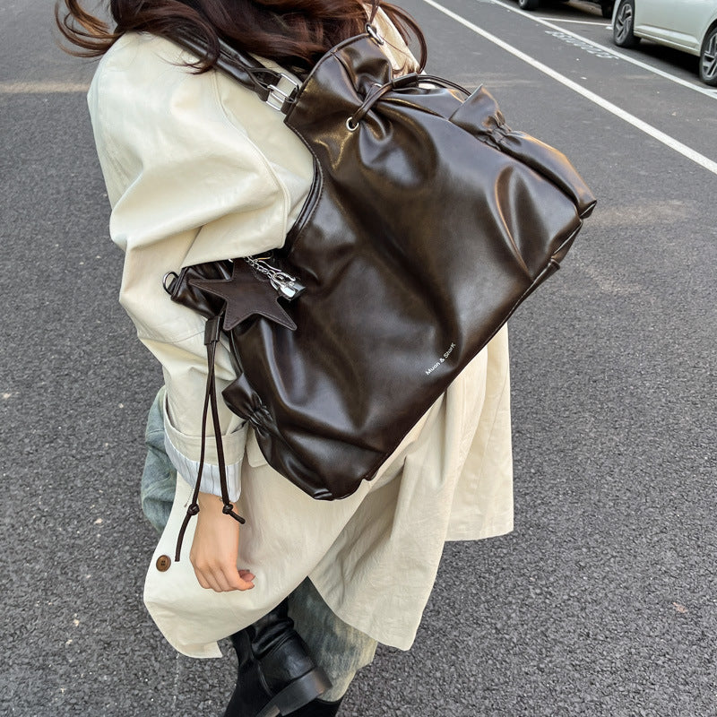 Damen Schultertasche mit modernen Raffungselementen Nord Taschen