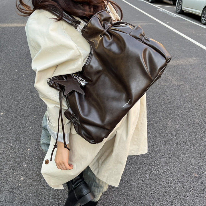 Damen Schultertasche mit modernen Raffungselementen Nord Taschen