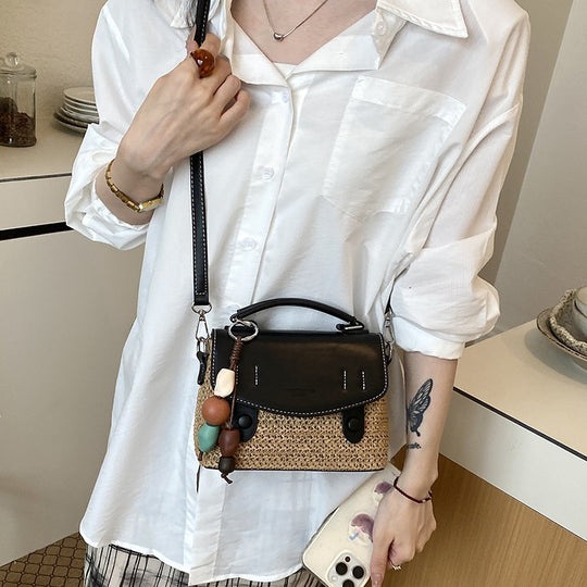 Damen Designersattel-Tasche mit einzigartigen geflochtenen Details und verspieltem Anhänger Nord Taschen
