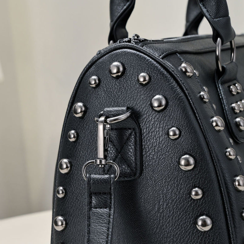 Damen Hobo-Tasche mit modischem Totenkopf-Design und eleganten Nieten Nord Taschen