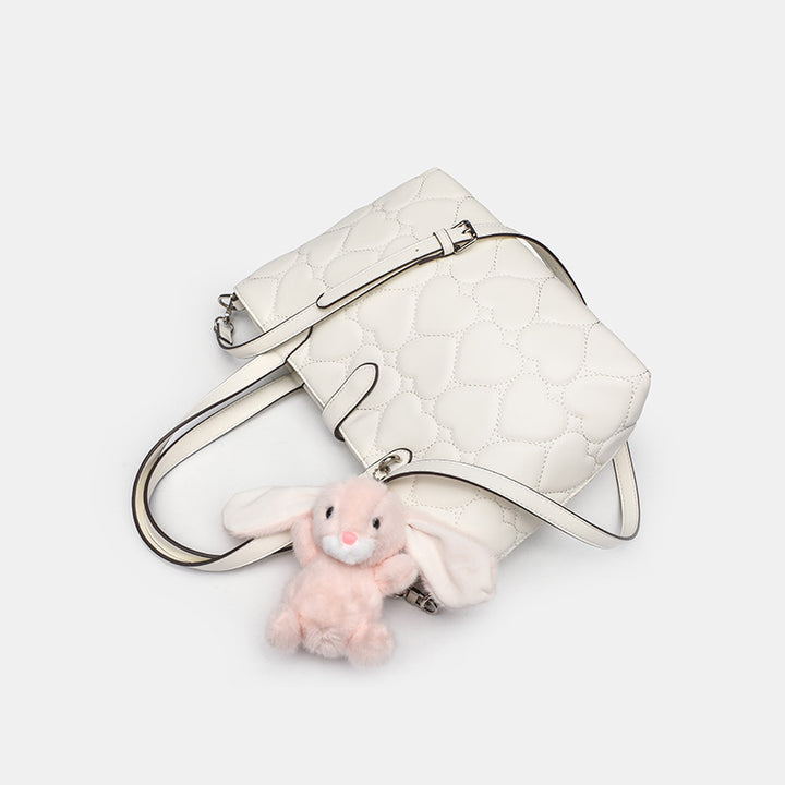 Damen Henkeltasche mit verspieltem Hasenanhänger und herzförmiger Steppung Nord Taschen