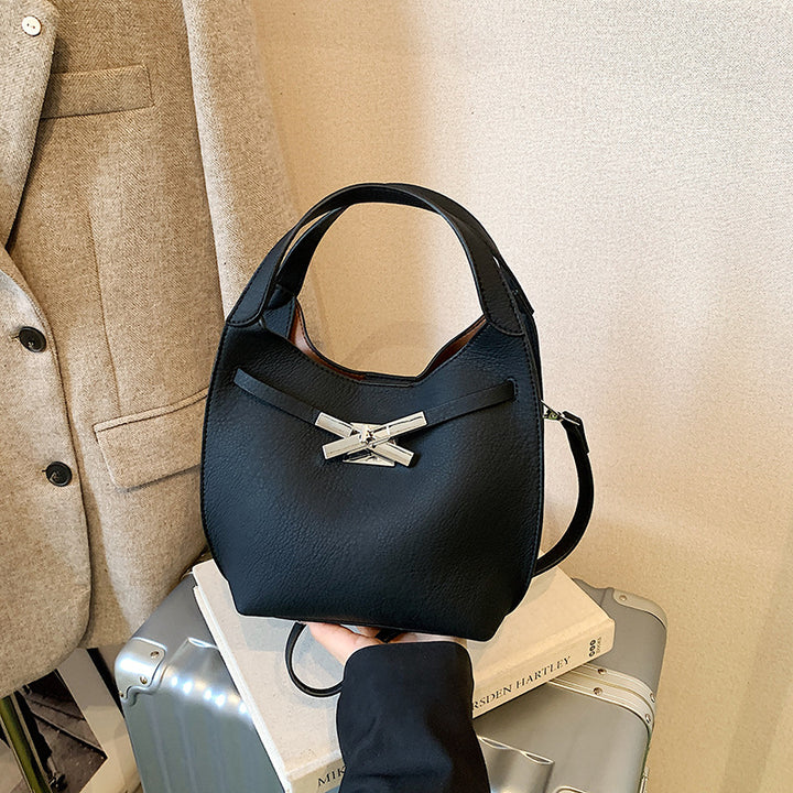 Damen modische Henkeltasche mit plüschigem Anhänger Nord Taschen