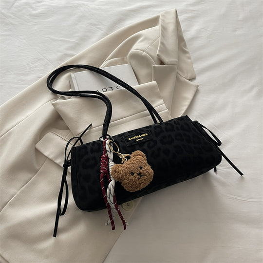 Damen elegante Clutch-Tasche mit verspieltem Anhänger Nord Taschen
