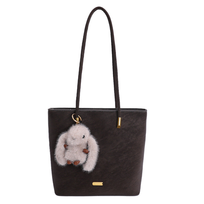 Damen modische Schultertasche aus hochwertigem Kunstleder mit verspieltem Plüschanhänger Nord Taschen