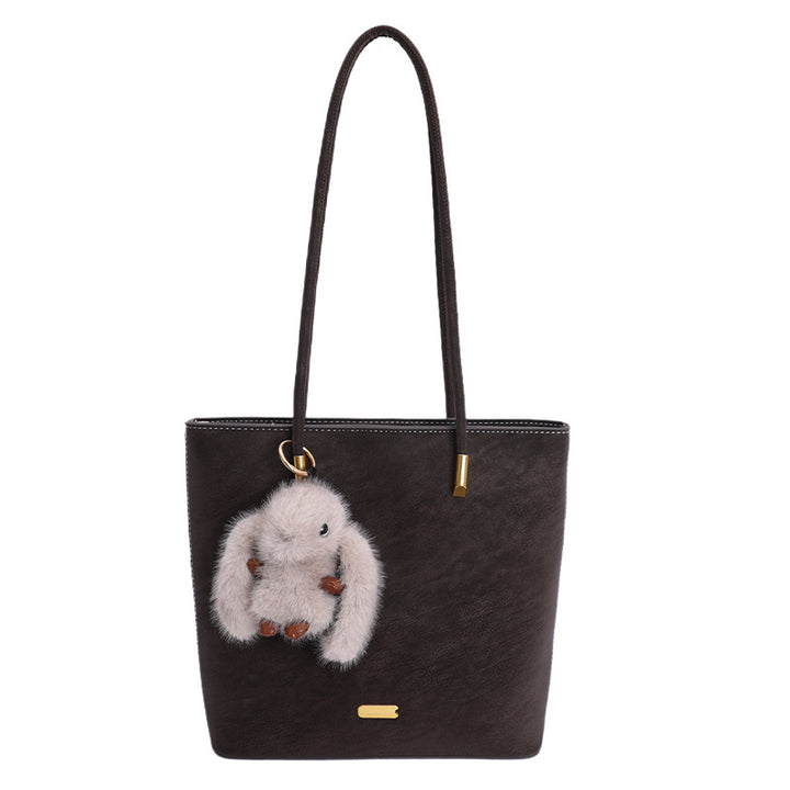 Damen modische Schultertasche aus hochwertigem Kunstleder mit verspieltem Plüschanhänger Nord Taschen